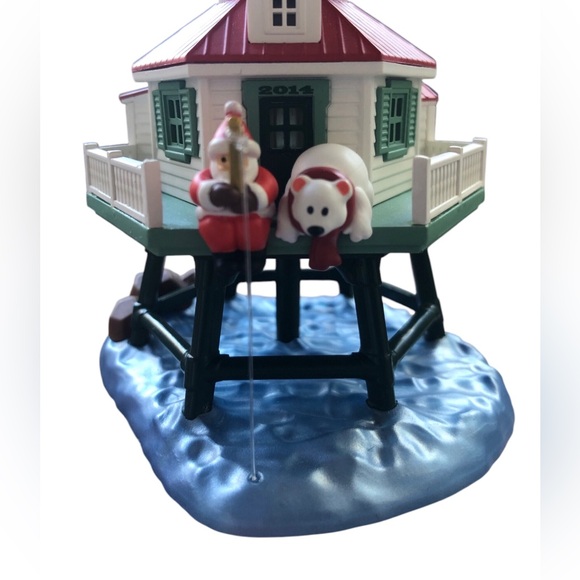 2014 Hallmark Keepsake Christmas Lighthouse Ornament #3 in Series Tracy Larsen - Picture 12 of 15